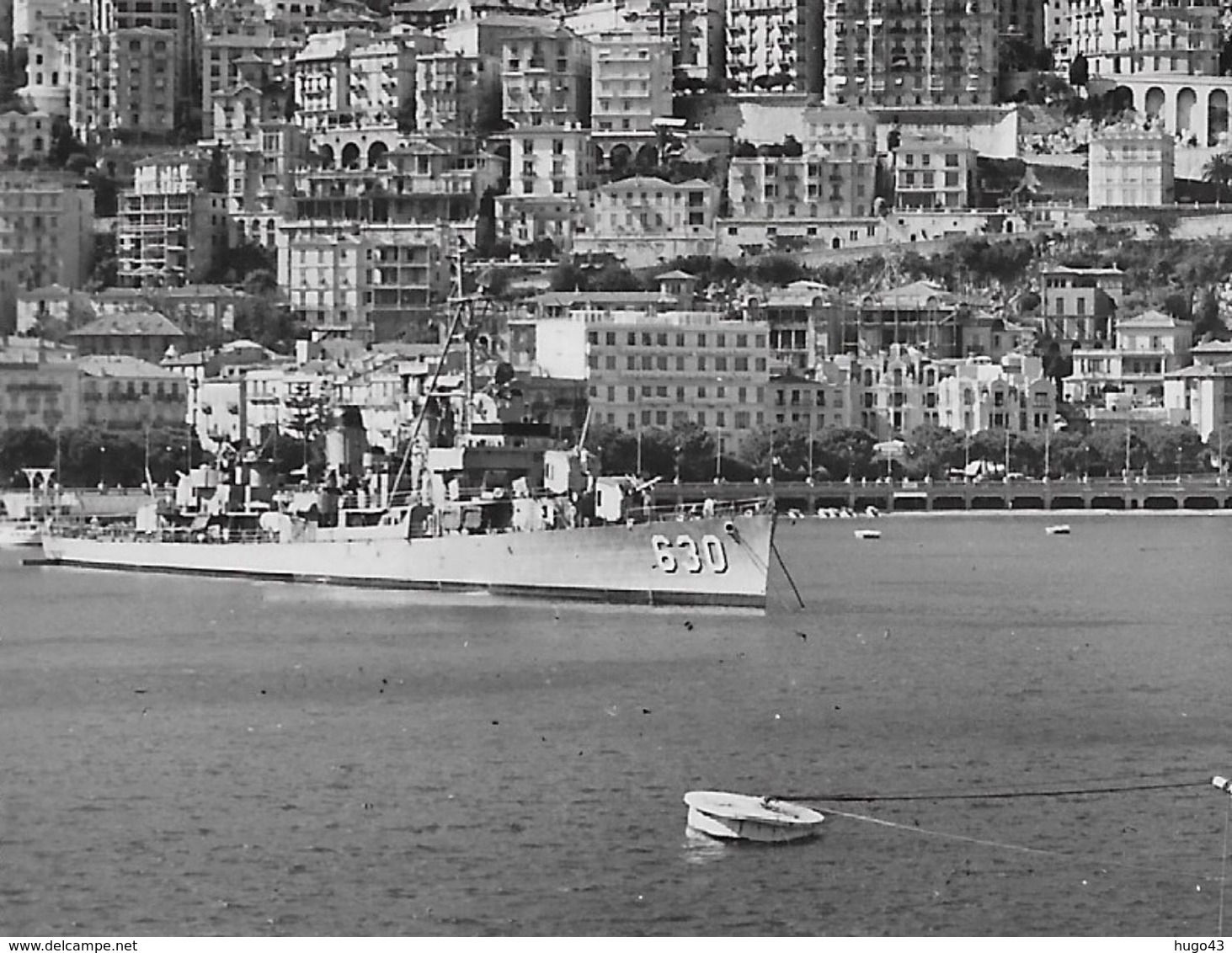 (RECTO / VERSO) MONACO EN 1955 - N° 1/82 - LE PORT AVEC BATEAU MILITAIRE - FLAMME ET TIMBRE DE MONACO - CPA VOYAGEE - Puerto