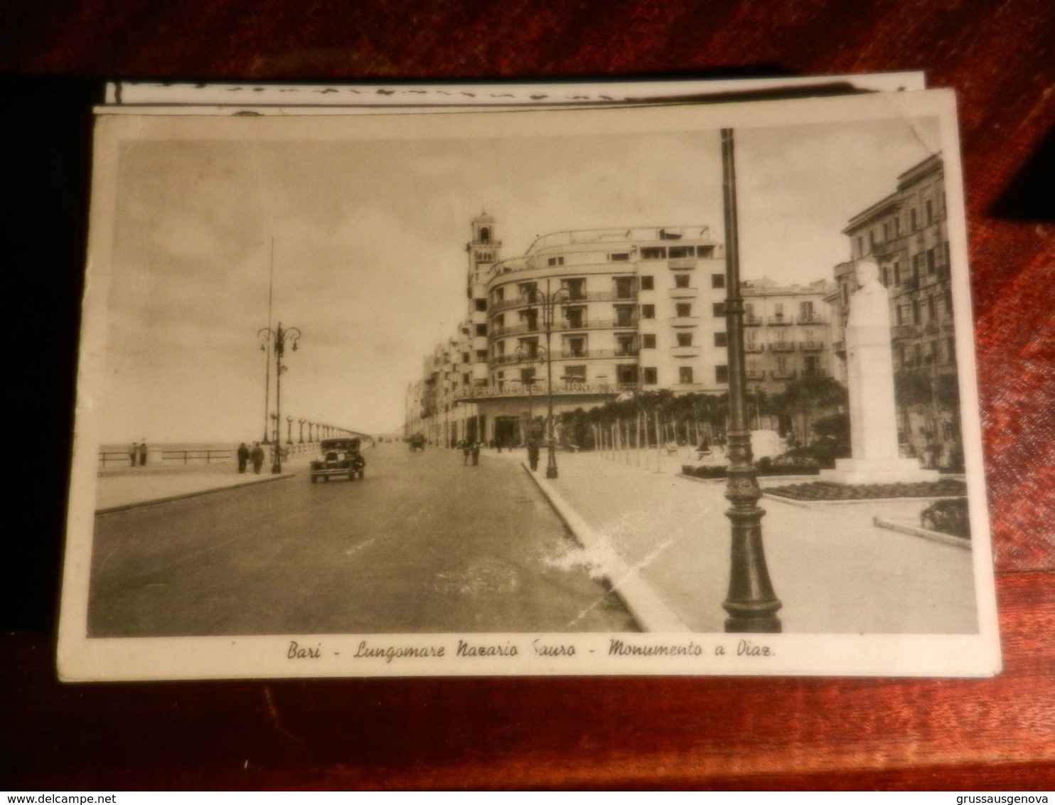 15022) BARI LUNGOMARE NAZARIO SAURO E MONUMENTO DIAZ VIAGGIATA 1940 BOLLO STRAPPATO E PICCOLA ABRASIONE VISIBILE NELLA - Bari