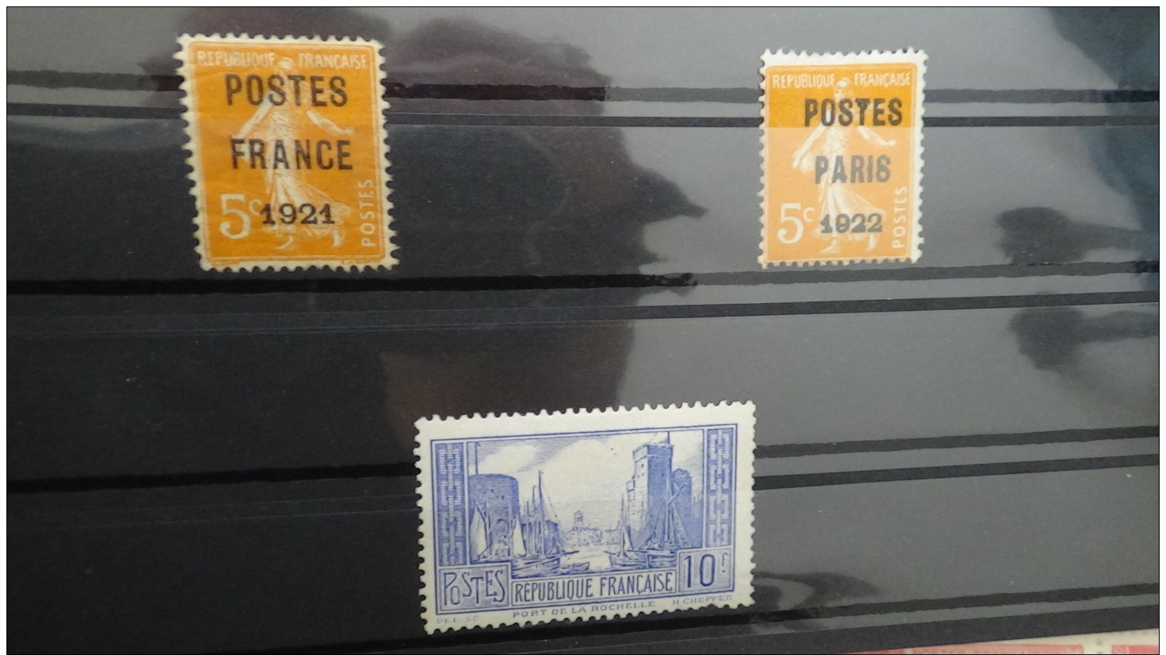 Carton 29 Kg Timbres ** De France, Mersons **, Préos ** , Bandes ** Et Timbres Obl Du Monde. Voir Commentaires - Vrac (min 1000 Timbres)