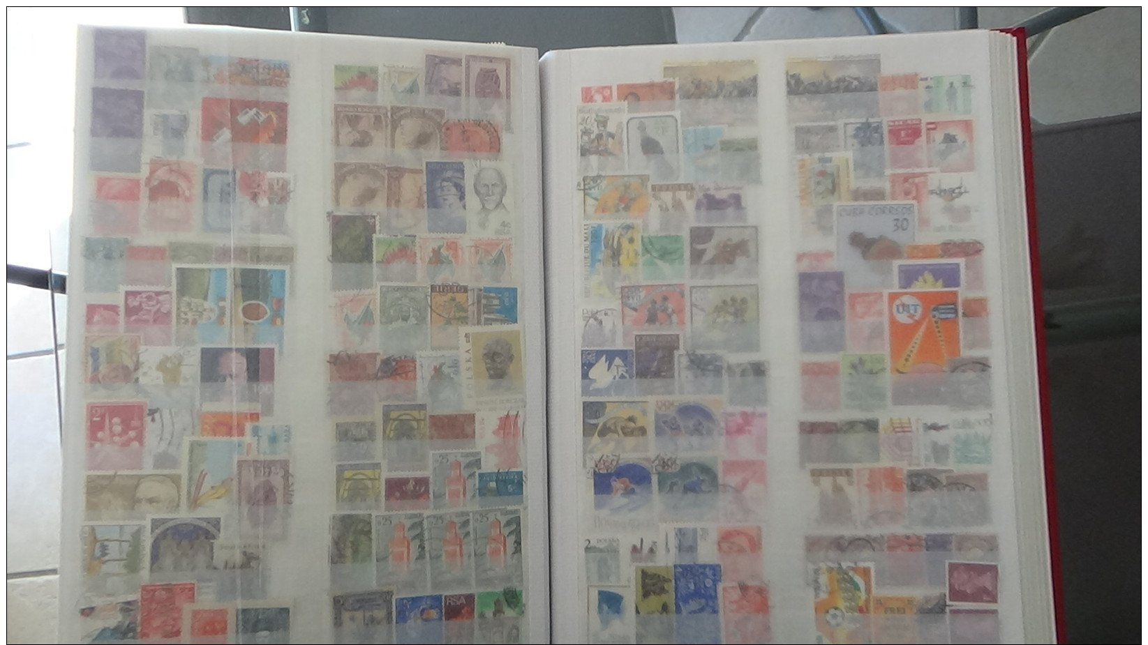 Carton 29 kg timbres ** de France, Mersons **, préos ** , bandes ** et timbres obl du monde. Voir commentaires