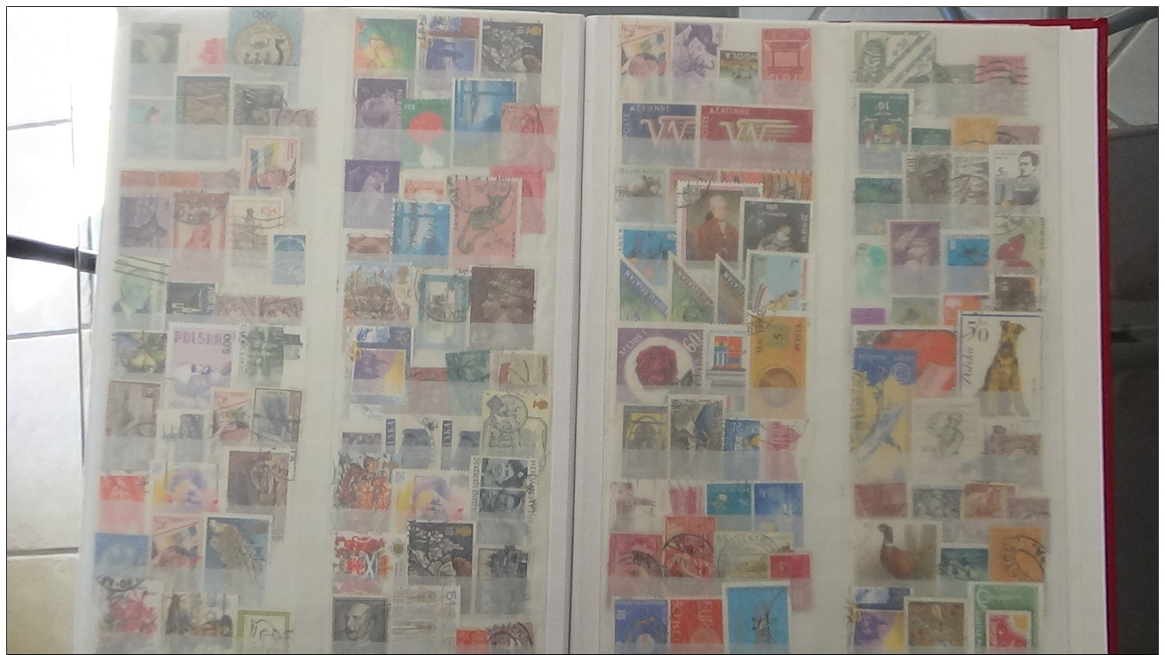 Carton 29 kg timbres ** de France, Mersons **, préos ** , bandes ** et timbres obl du monde. Voir commentaires