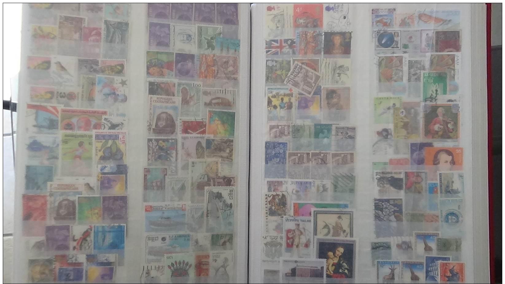 Carton 29 kg timbres ** de France, Mersons **, préos ** , bandes ** et timbres obl du monde. Voir commentaires