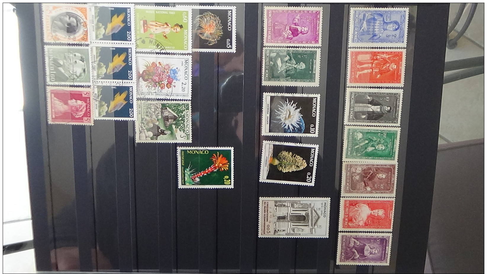 Carton 29 kg timbres ** de France, Mersons **, préos ** , bandes ** et timbres obl du monde. Voir commentaires