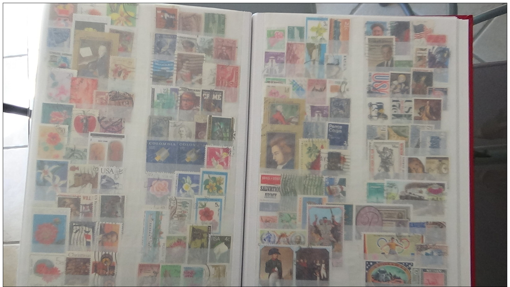 Carton 29 kg timbres ** de France, Mersons **, préos ** , bandes ** et timbres obl du monde. Voir commentaires