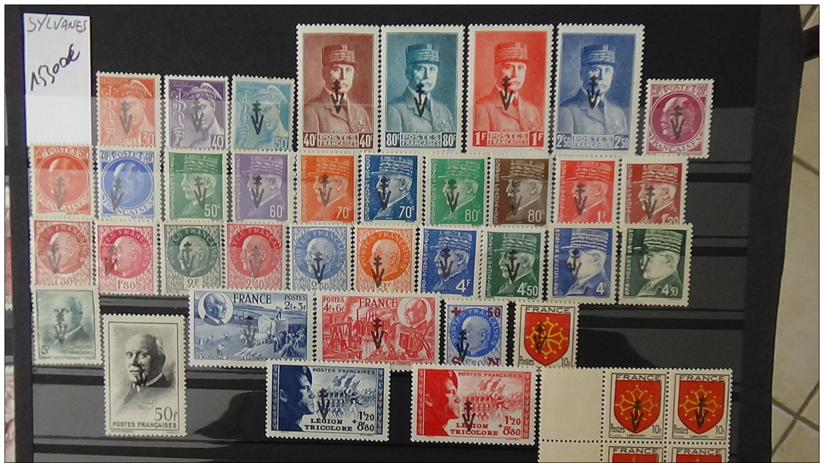 Carton 29 kg timbres ** de France, Mersons **, préos ** , bandes ** et timbres obl du monde. Voir commentaires