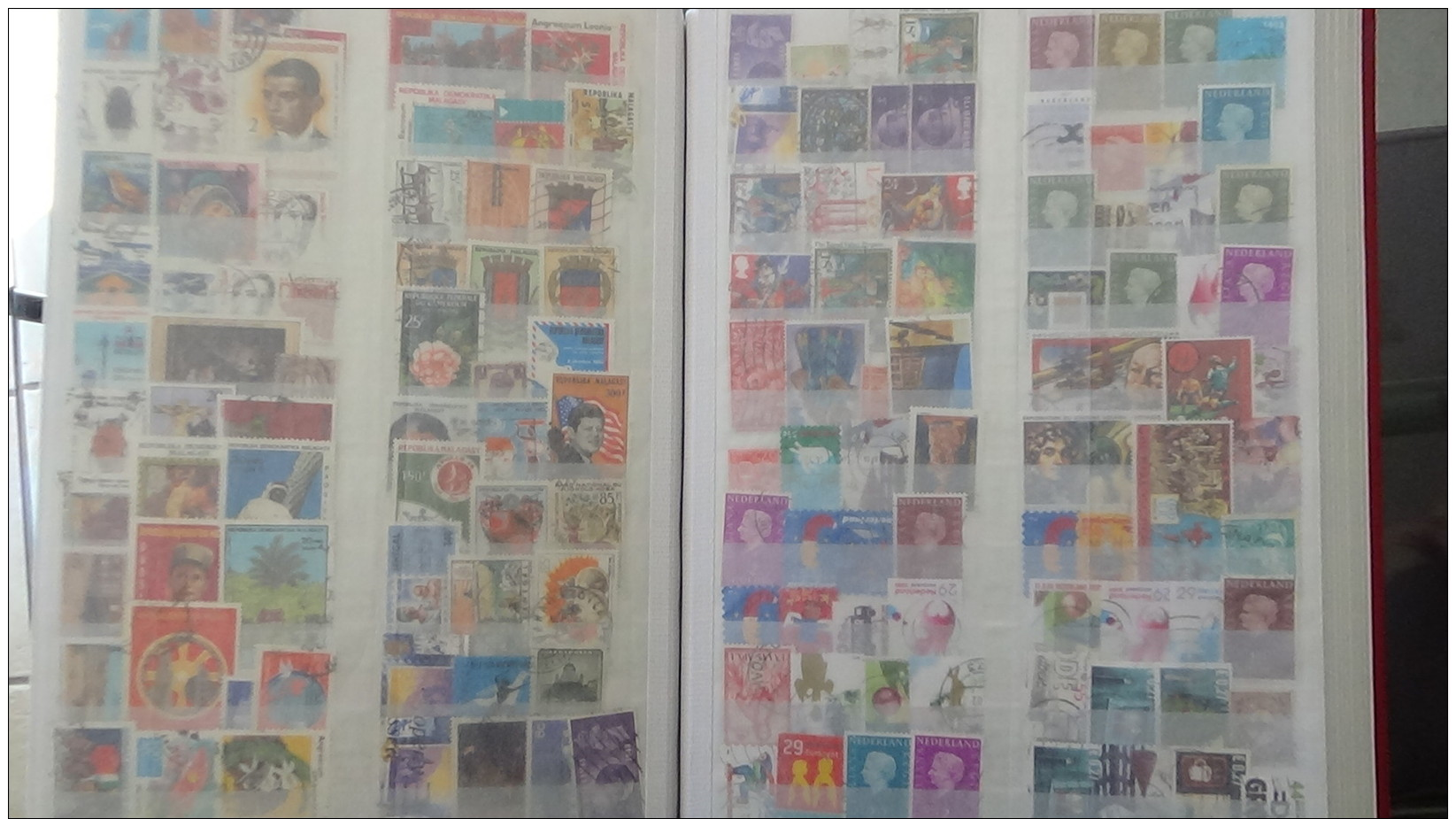 Carton 29 kg timbres ** de France, Mersons **, préos ** , bandes ** et timbres obl du monde. Voir commentaires