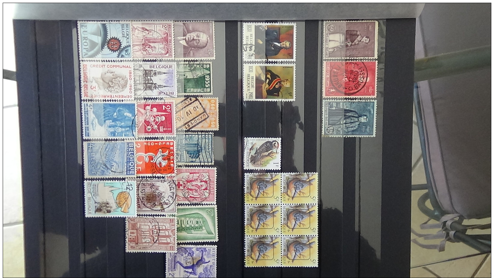 Carton 29 kg timbres ** de France, Mersons **, préos ** , bandes ** et timbres obl du monde. Voir commentaires