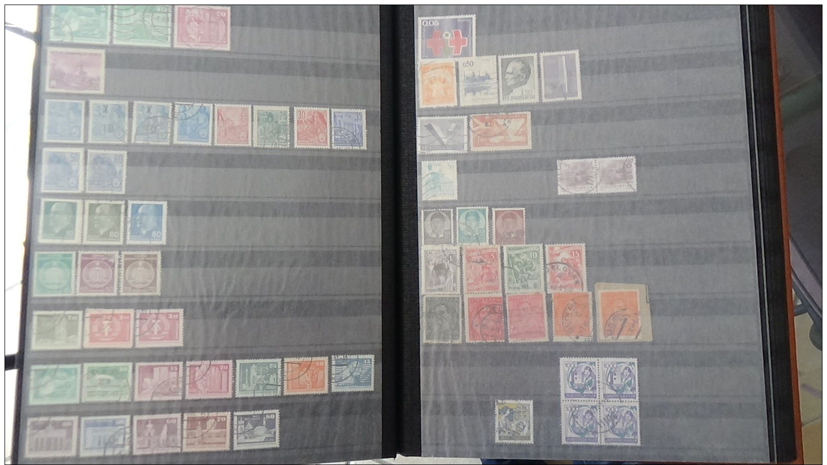 Carton 29 kg timbres ** de France, Mersons **, préos ** , bandes ** et timbres obl du monde. Voir commentaires