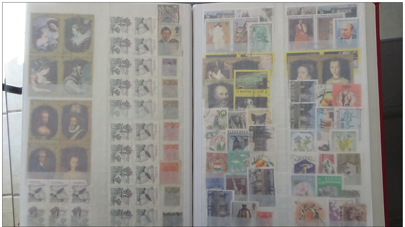 Carton 29 kg timbres ** de France, Mersons **, préos ** , bandes ** et timbres obl du monde. Voir commentaires