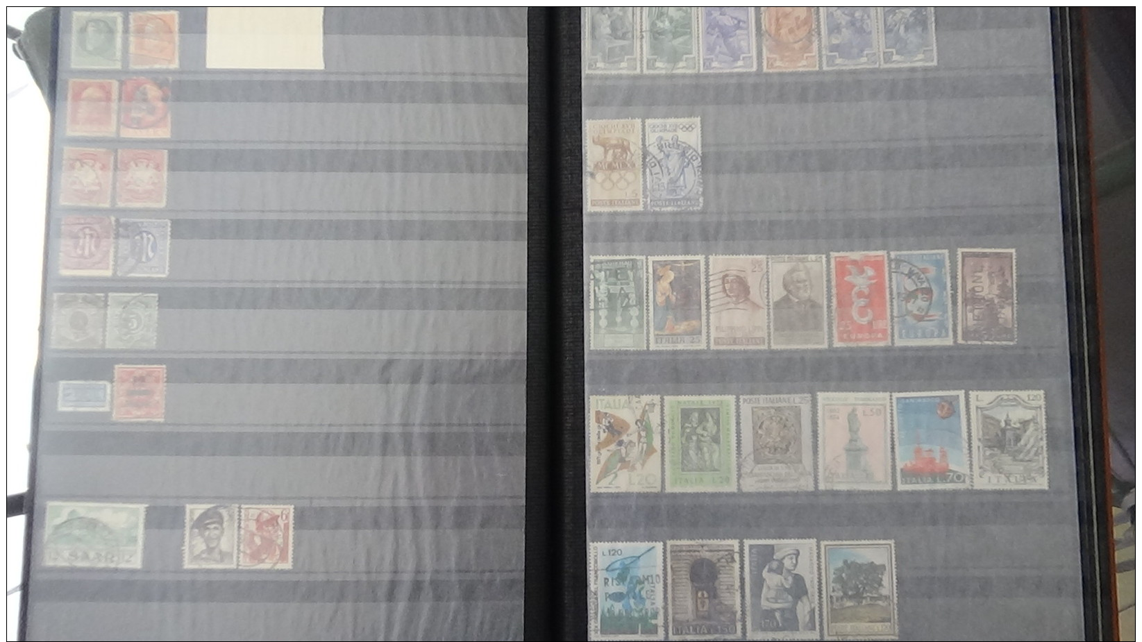 Carton 29 kg timbres ** de France, Mersons **, préos ** , bandes ** et timbres obl du monde. Voir commentaires