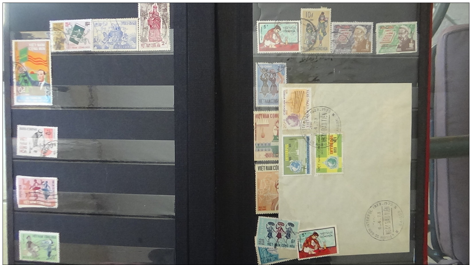 Carton 29 kg timbres ** de France, Mersons **, préos ** , bandes ** et timbres obl du monde. Voir commentaires