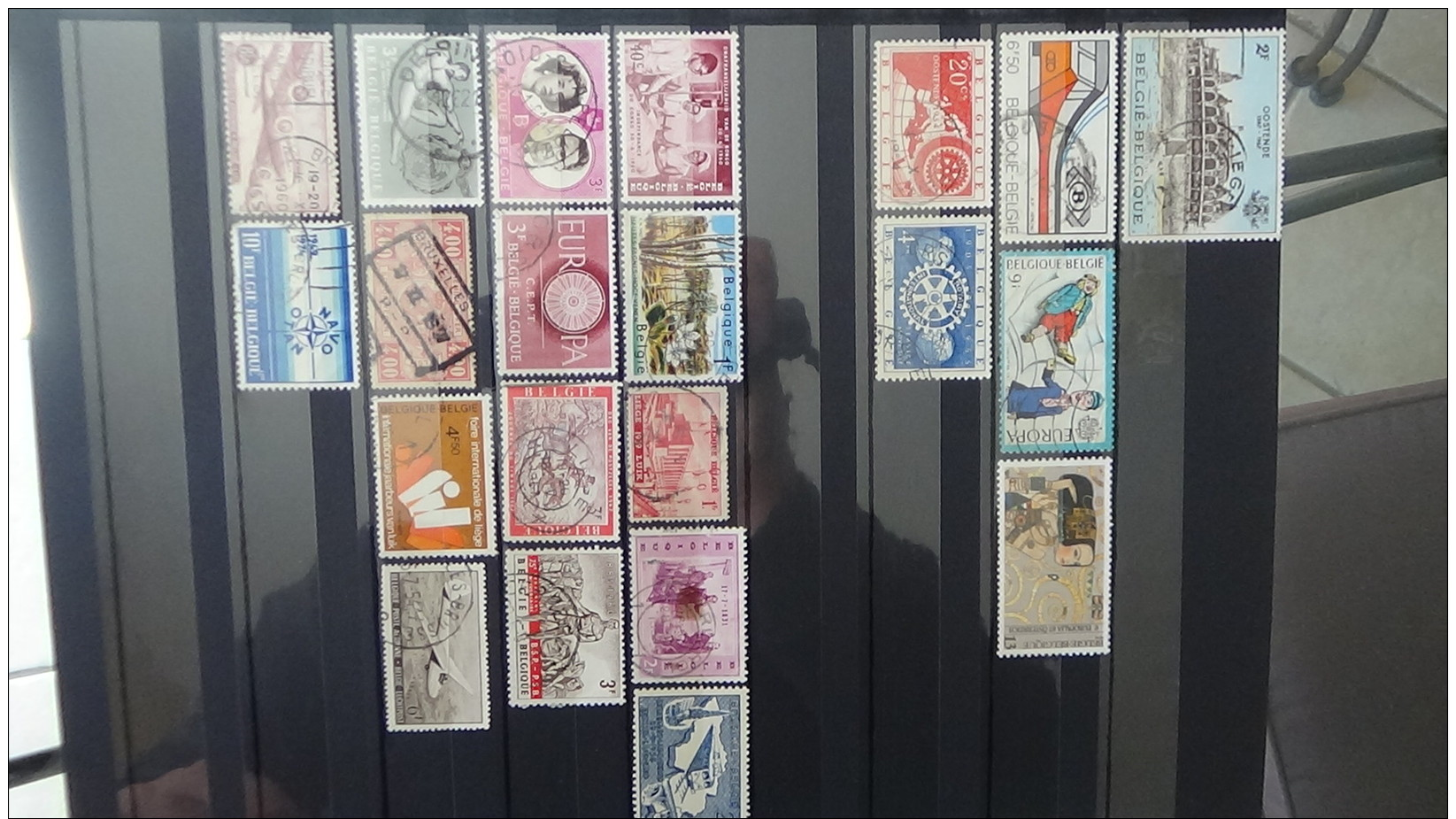 Carton 29 kg timbres ** de France, Mersons **, préos ** , bandes ** et timbres obl du monde. Voir commentaires