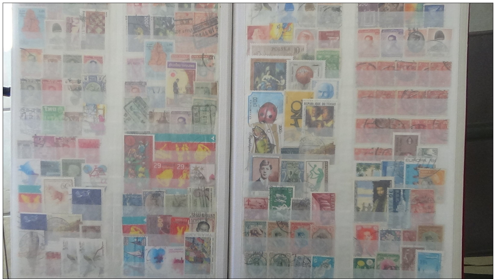 Carton 29 kg timbres ** de France, Mersons **, préos ** , bandes ** et timbres obl du monde. Voir commentaires