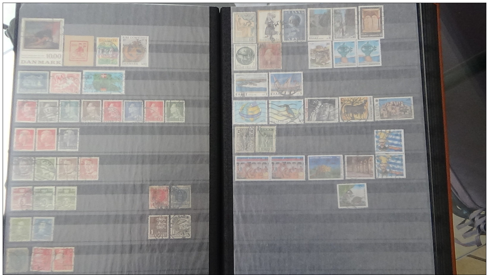 Carton 29 kg timbres ** de France, Mersons **, préos ** , bandes ** et timbres obl du monde. Voir commentaires