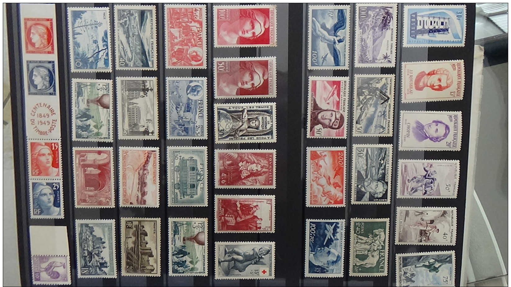 Carton 29 kg timbres ** de France, Mersons **, préos ** , bandes ** et timbres obl du monde. Voir commentaires