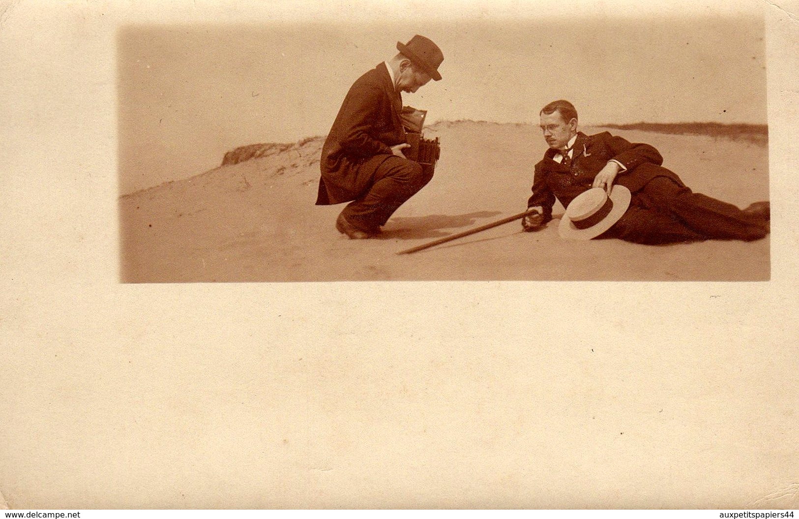 Carte Photo Originale Photographe Amateur Sur La Plage Avec Un Ancien Appareil Photo à Plaques FA Berner Hagen Vers 1900 - Personnes Anonymes