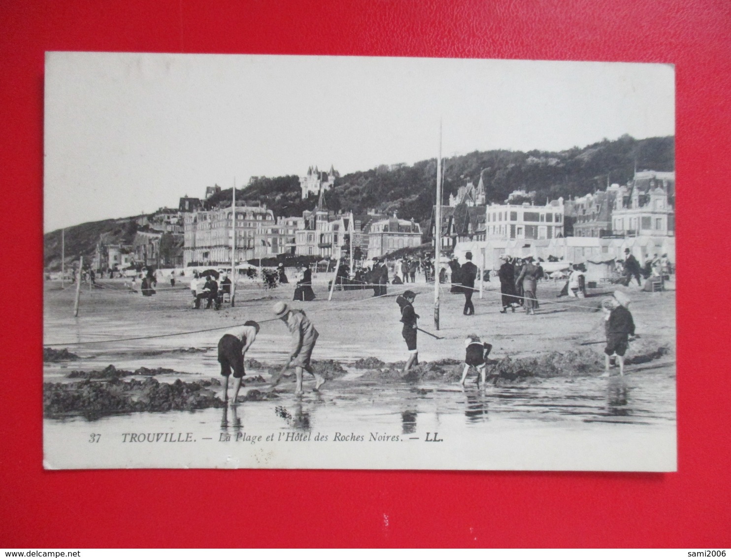 CPA 14 TROUVILLE LA PLAGE ET HOTEL DES ROCHES NOIRES  ANIMEE - Trouville