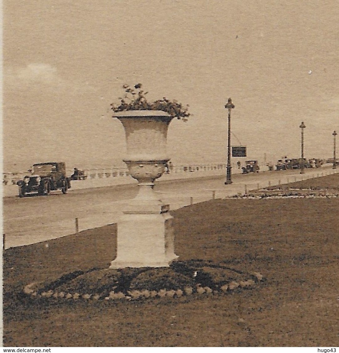 LE TOUQUET PARIS PLAGE - N° 46 - LES PARTERRES DE LA DIGUE PROMENADE AVEC VIEILLE VOITURE - CPA NON VOYAGEE - Le Touquet