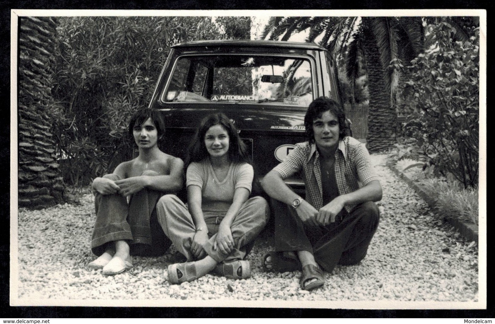 Photo 13 X 8 - Trois Jeunes Hommes Et Fille Pin Up Devant Une Automobile Autobianchi A112 En 1974 --- Del497 - Automobiles