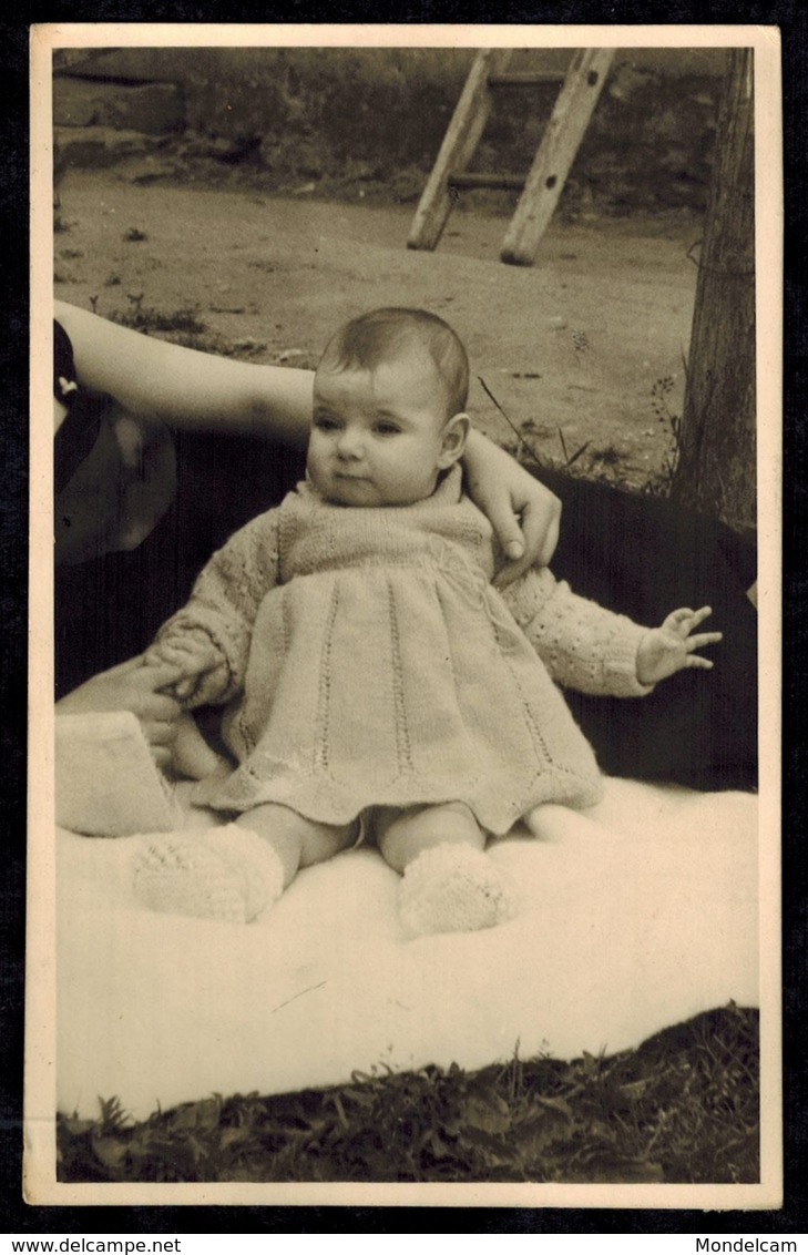 Photo 13.5 X 8.5 - Enfant Bébé Sur Une Couverture Sur L'herbe En 1956 --- Del500 - Autres & Non Classés