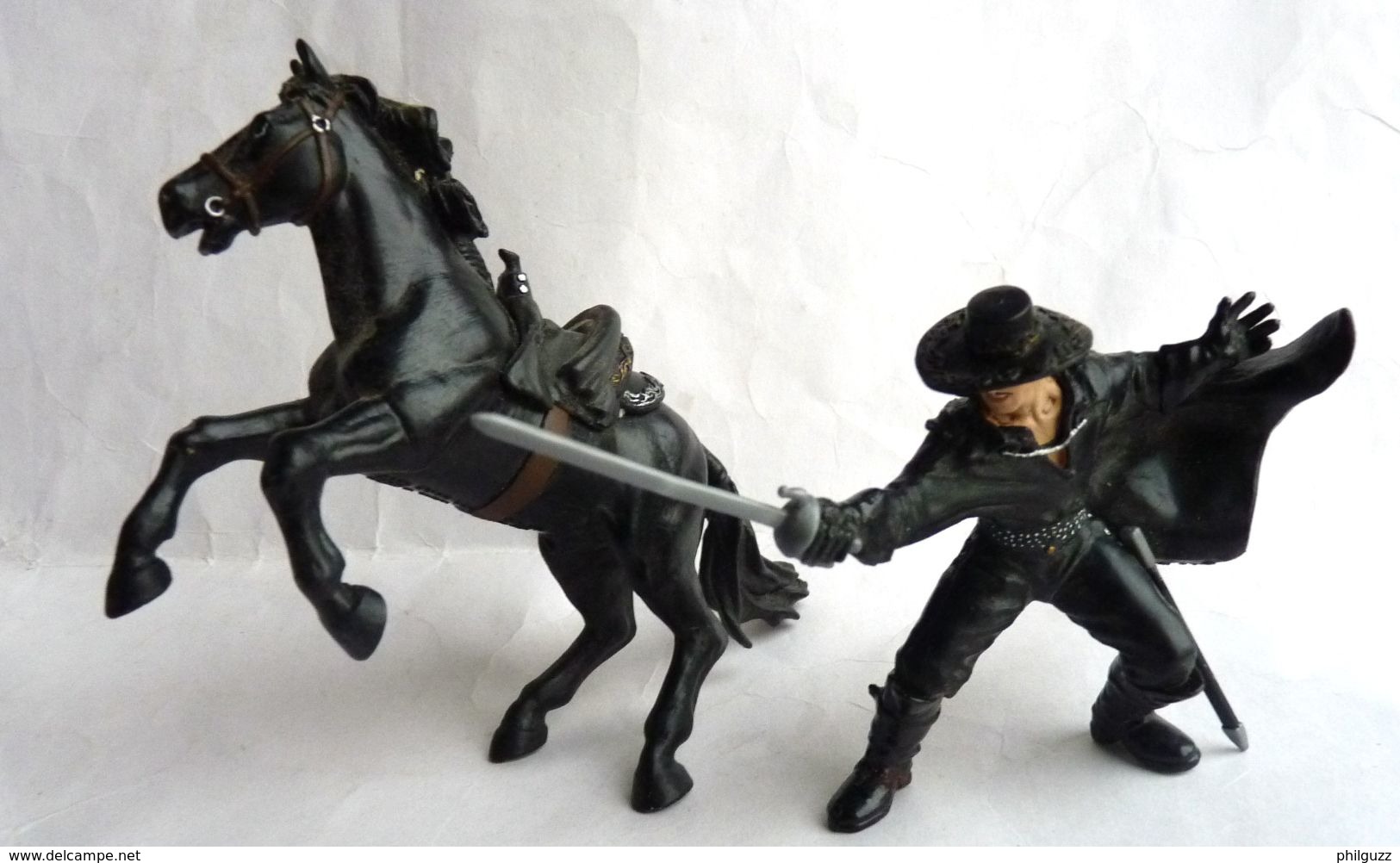 Deux FIGURINES PAPO - ZORRO ET TORNADO - Walt Disney - Autres & Non Classés