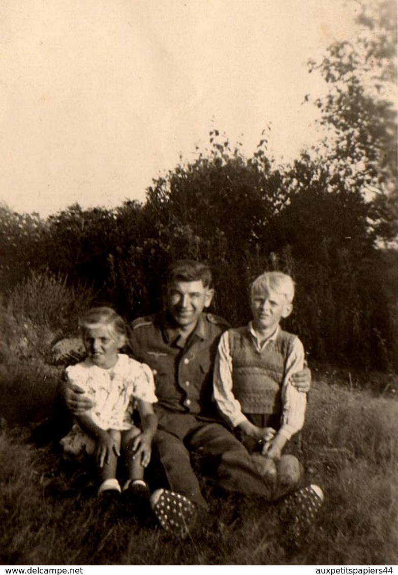 Photo Originale Portrait D'un Père Soldat Allemand,  Ses Clous Aux Godasses Et Ses Enfants Vers 1940 - Guerre, Militaire