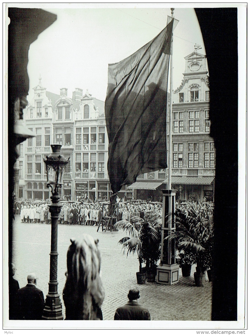 Photo Presse. Militaria.Drapeau Des Anciens De TABORA à La Grand'Place De Bruxelles. - Oorlog, Militair