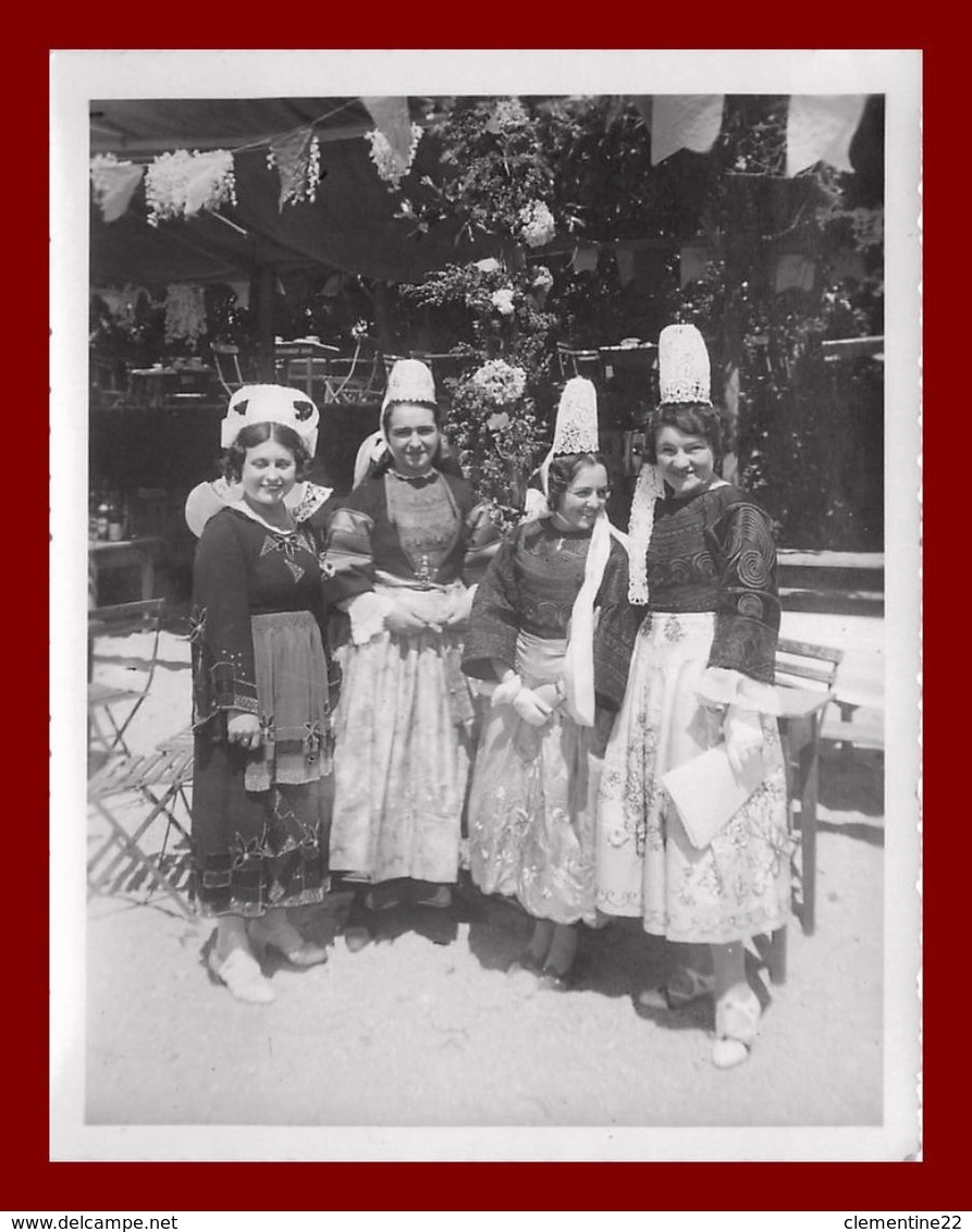 Finistère Photographie De La Kermesse De Pont L'abbé 11.5 Cm X 9.5 Cm  Costumes Et Coiffes - Lieux