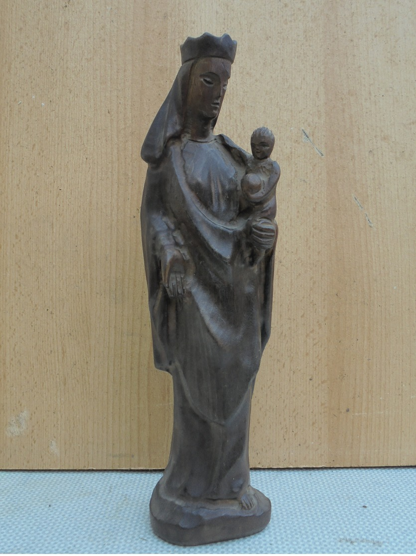 Sainte Elisabeth (???) Sculptée En Bois. Hauteur 33 Cm. - Religion & Esotericism