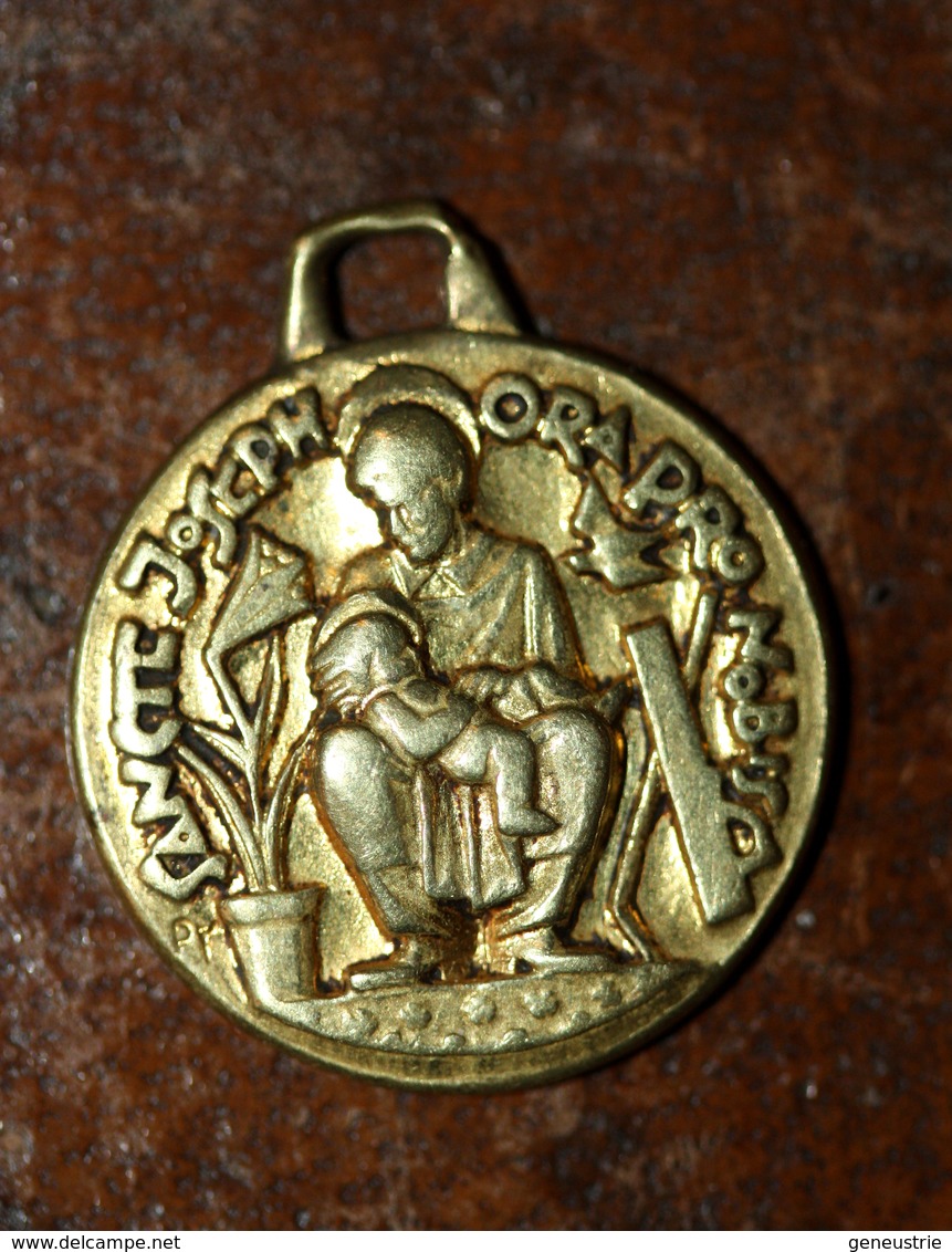 Pendentif Médaille Religieuse Uniface Doré "Saint Joseph Et Enfant Jésus" Graveur: Fernand Py - Religious Medal - Religion & Esotérisme