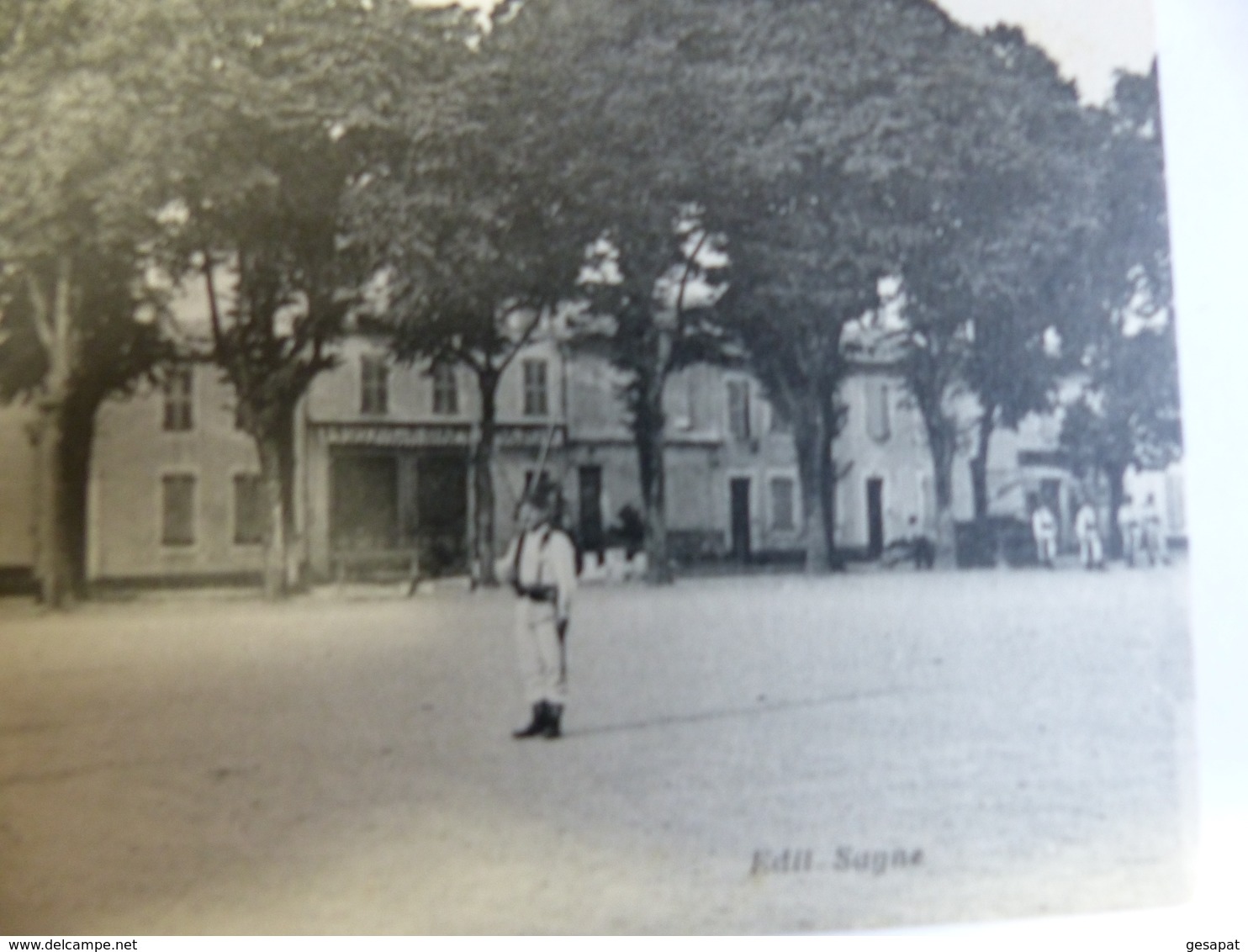 2 CPA OLERON LE CHATEAU PLACE D ARMES MILITAIRES KIOSQUE VUE HOTEL CAFE LE PARIS - Ile D'Oléron