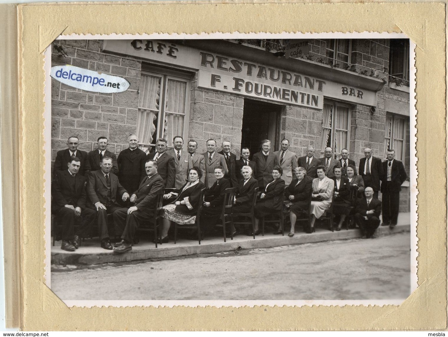 Grande Photo Ancienne - Café - Restaurant  F. FOURMENTIN Avec Groupe De Personnes Devant Le Café - Photo Giraud Domfront - Autres & Non Classés