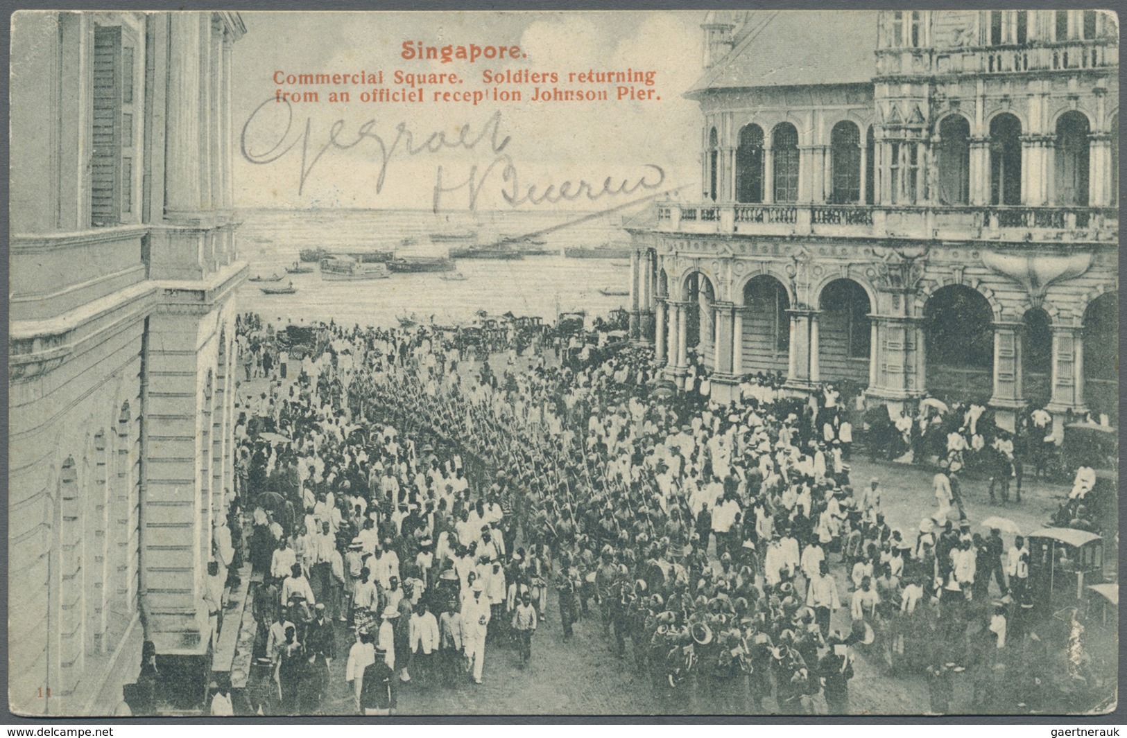 Br Singapur: 1905: Picture Postcard "SINGAPORE. Commercial Square. Soldiers Returning From An Official - Singapore (...-1959)
