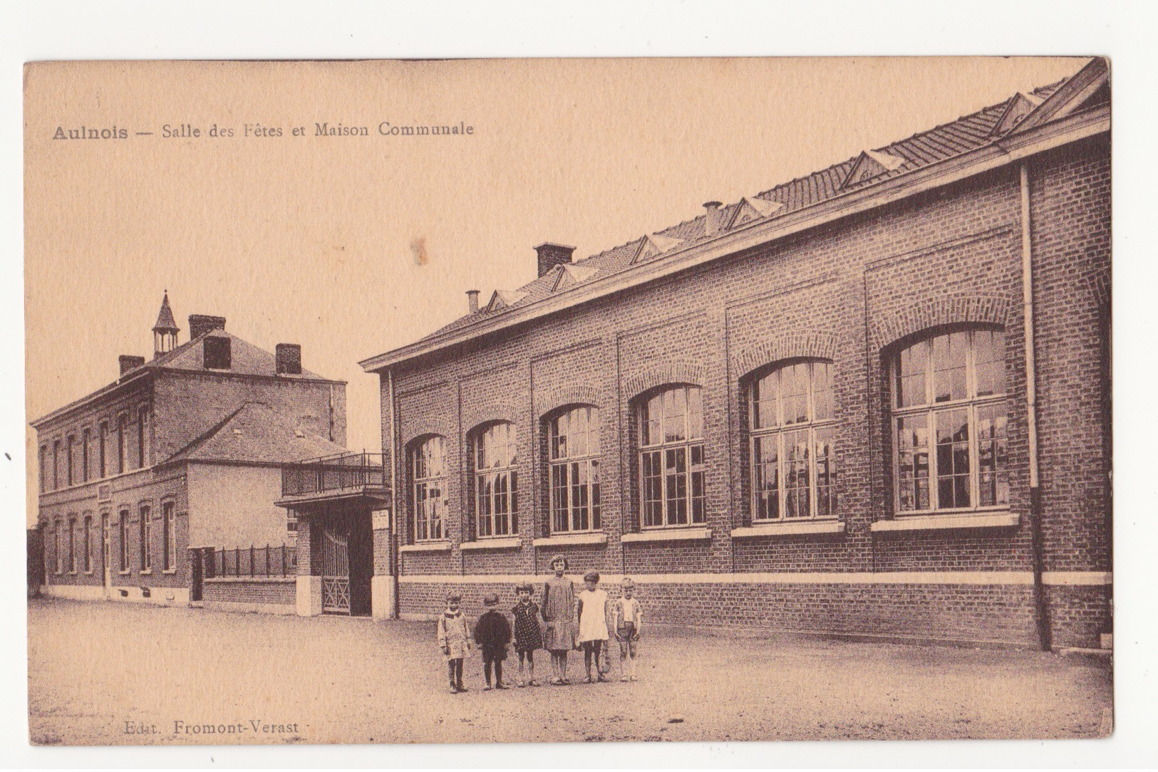 Aulnois: Salle Des Fêtes Et Maison Communale.(Quévy,Hainaut) - Quévy