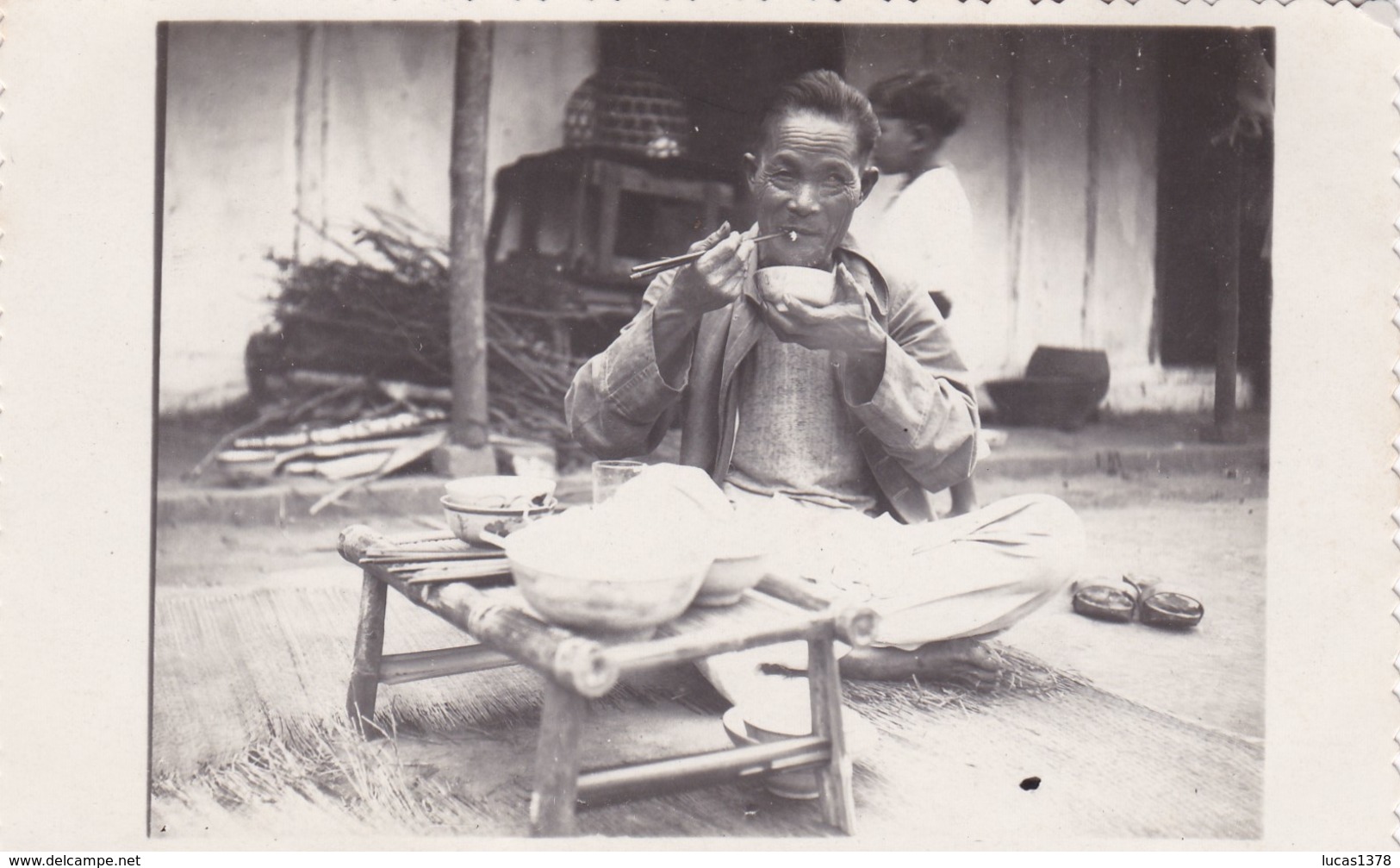 CARTE PHOTO 1935 / ANNAMITE MANGEANT LA SOUPE - Viêt-Nam