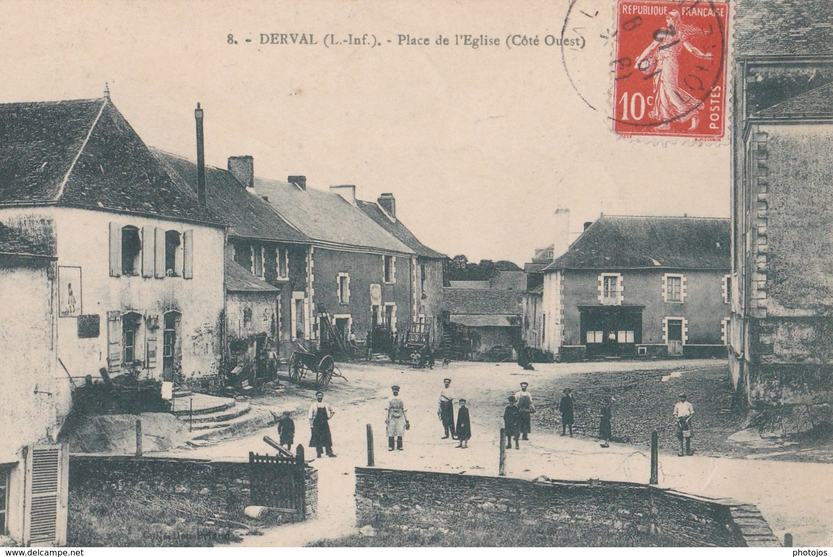 CPA :   Derval (44)  Place Près L'église  Côté Ouest  Très Animée,  Coll Briand    Adressée à Mme Briand Très Rare - Derval