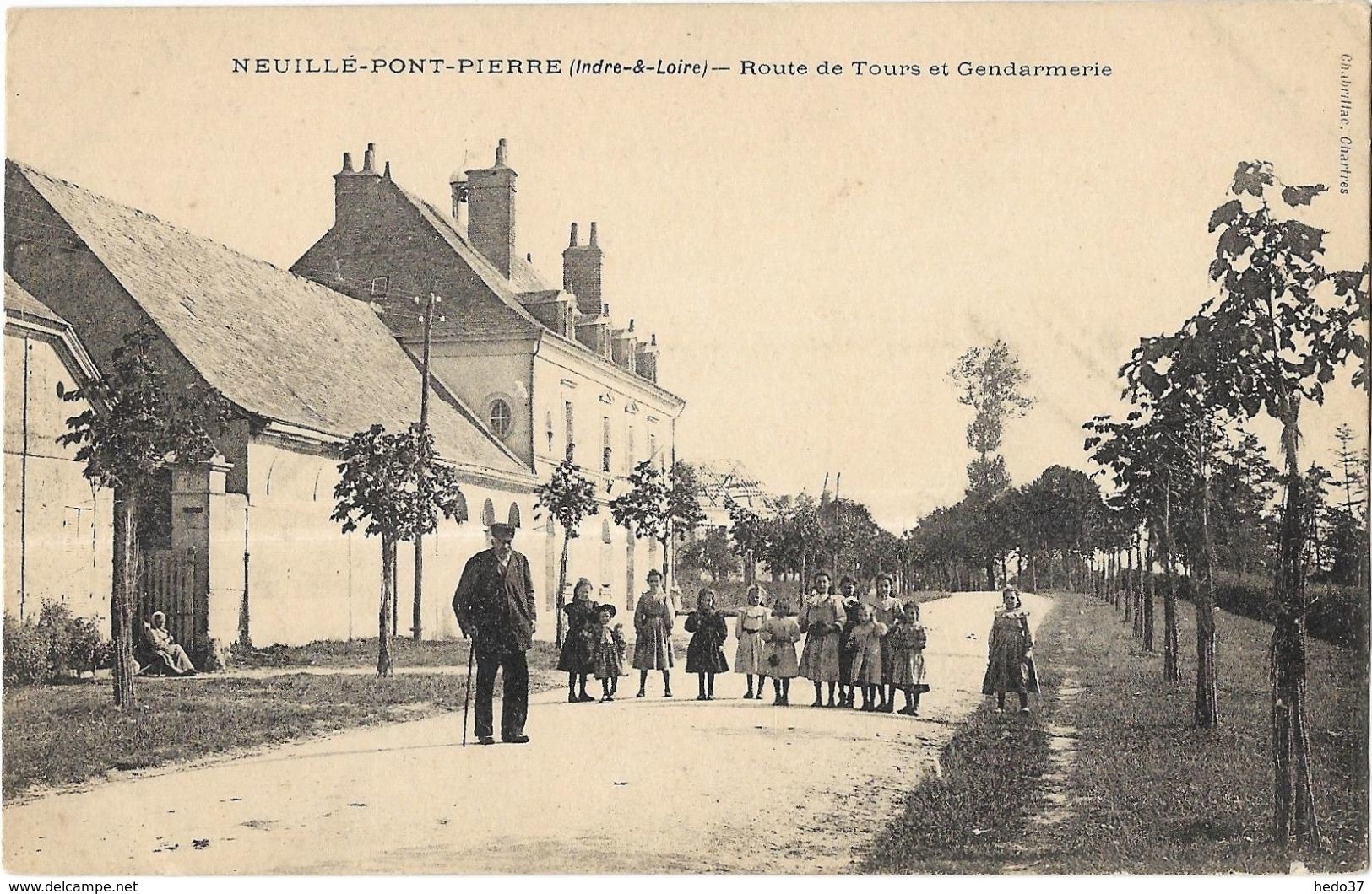 Neuillé-Pont-Pierre - Route De Tours Et Gendarmerie - Neuillé-Pont-Pierre