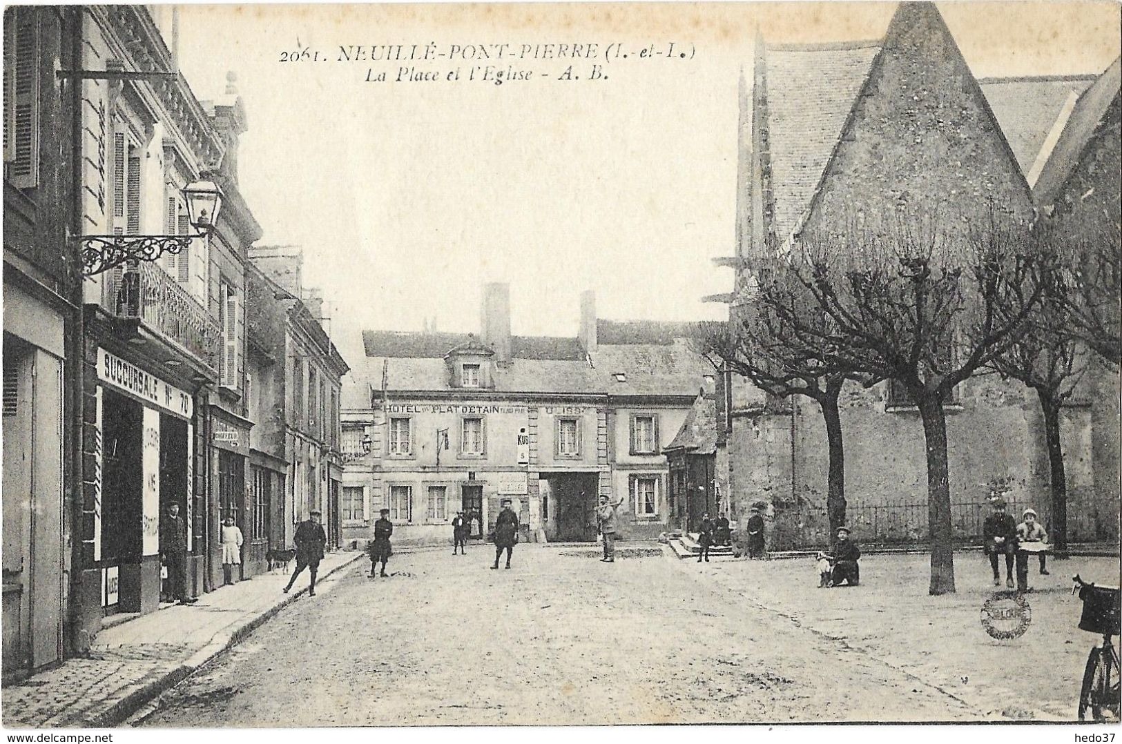 Neuillé-Pont-Pierre - La Place Et L'Eglise - Neuillé-Pont-Pierre