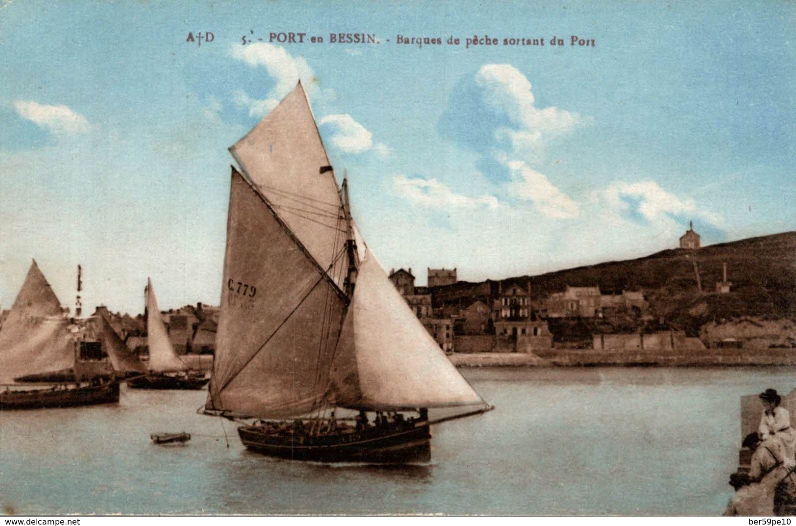 14 PORT-EN-BESSIN BARQUES DE PECHE SORTANT DU PORT - Port-en-Bessin-Huppain