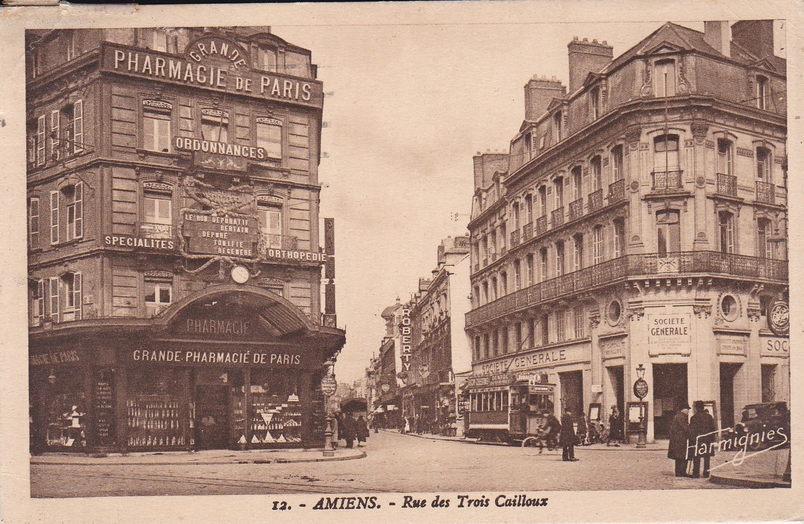 CPSM  NB Ou Bistre En PF De  AMIENS  (80)  -  Rue Des Trois Cailloux - Grande Pharmacie De Paris   //  TBE - Amiens