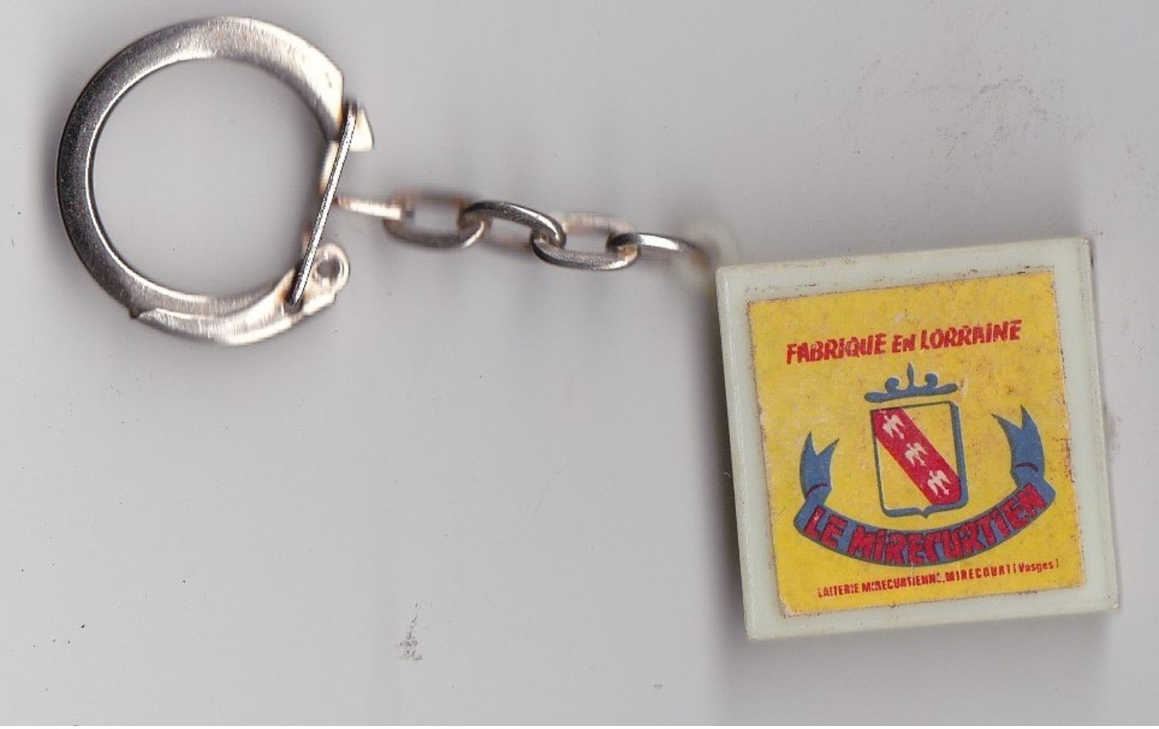 PORTE CLEFS   ---  FROMAGE -- LE MIRECRUTIEN Fabriqué En Lorraine  - Rien Au Dos - 2,5 X 2,5 Cm  -- - Porte-clefs