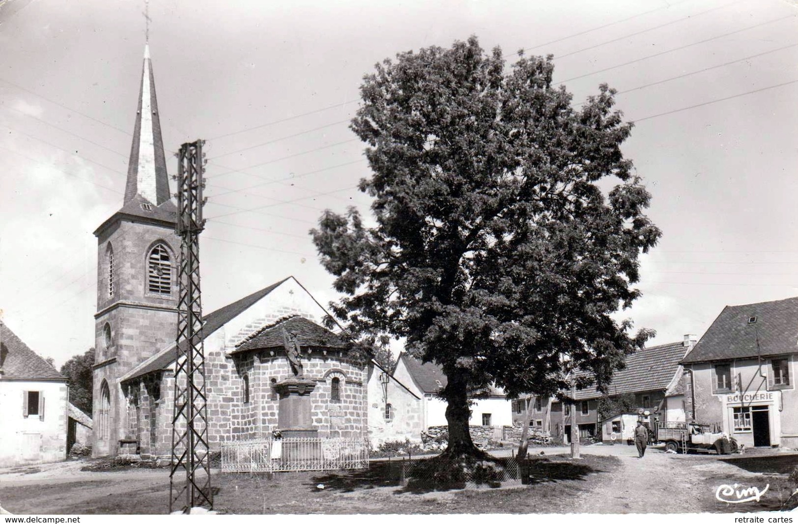 Saint-Donat, Canton Du Sancy - La Place Et Le Monument Aux Morts - CPSM - Besse Et Saint Anastaise