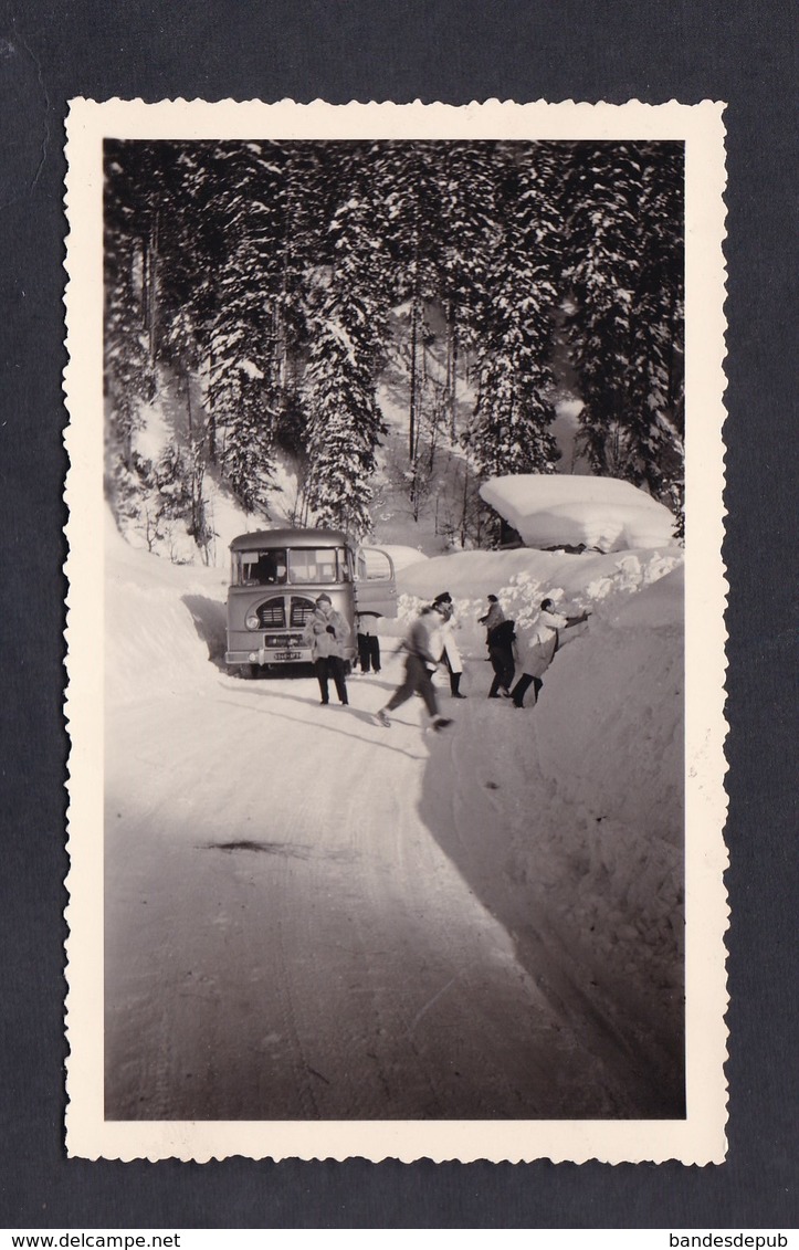 Photo Originale Vintage Snapshot Bataille De Neige Dans Les Gorges D' Enfer Près Taninges Autobus Autocar Car Excursion - Places