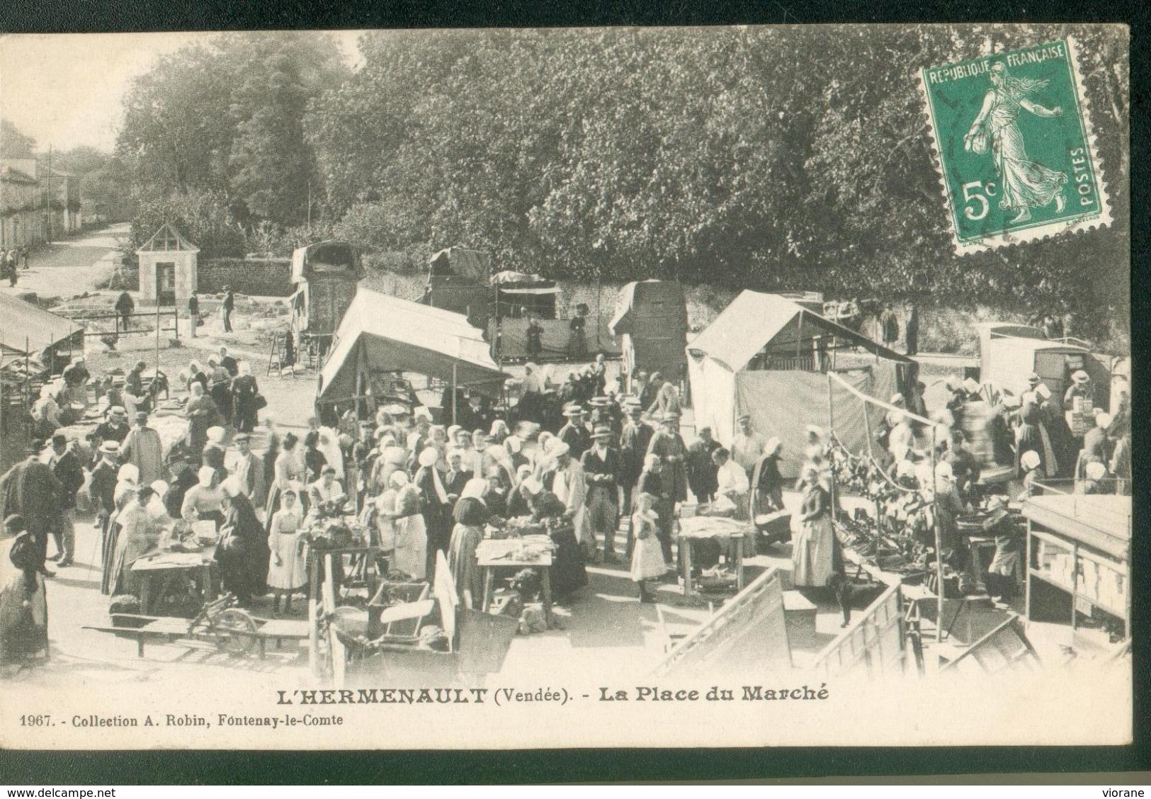 La Place Du Marché - L'Hermenault