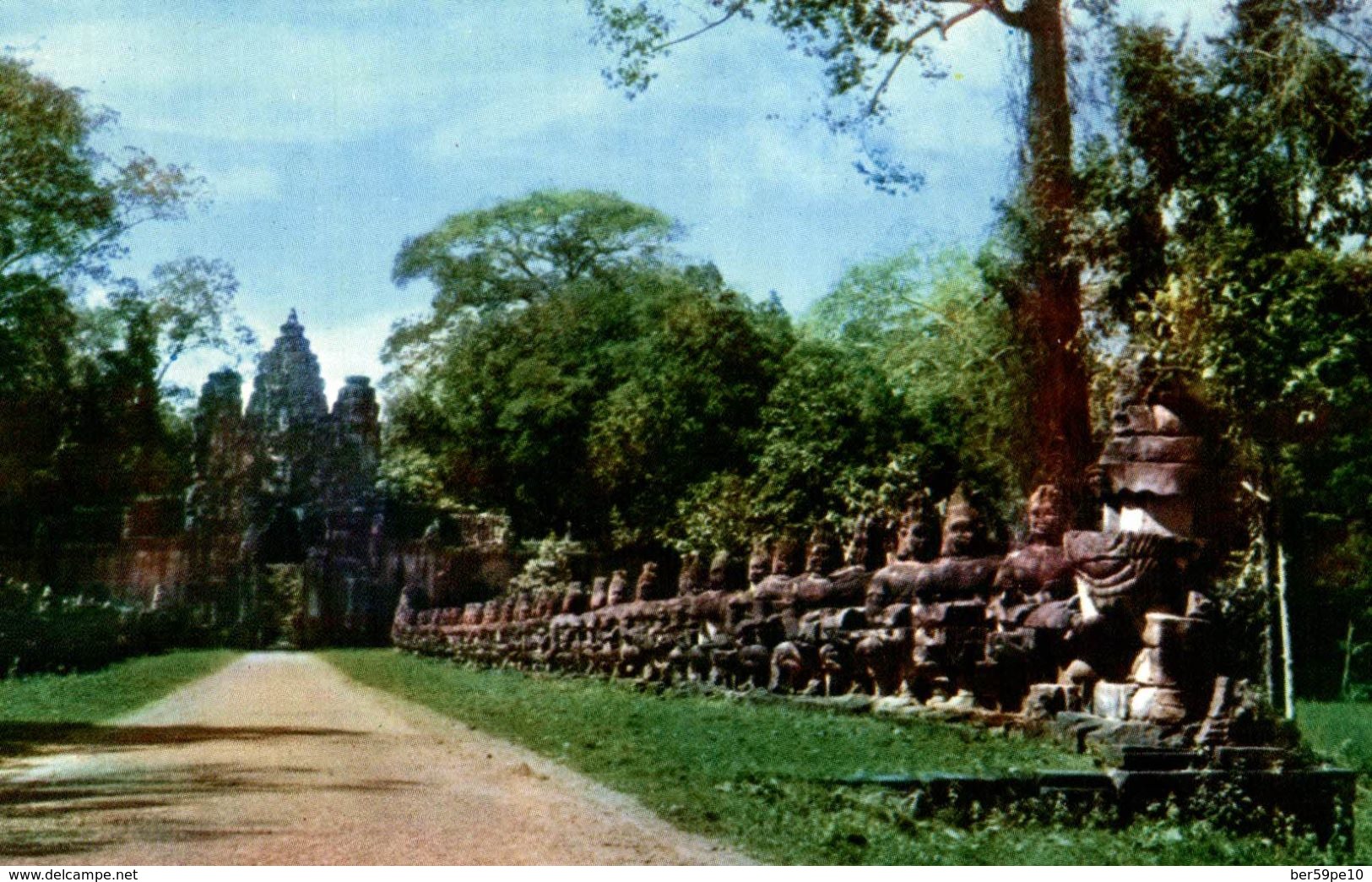 CAMBODGE  CAUSERY TO THE GATE OF VICTORY ANGKOR WAT - Camboya