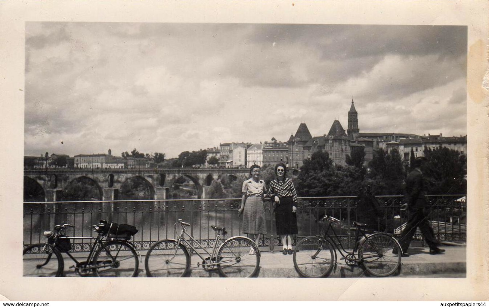 Photo Originale Loisirs, 2 Pin-Up Sur Un Pont Garées Devant Vélo Homme & 2 Vélos Femmes En Ville à Identifier En 1940 - Cyclisme