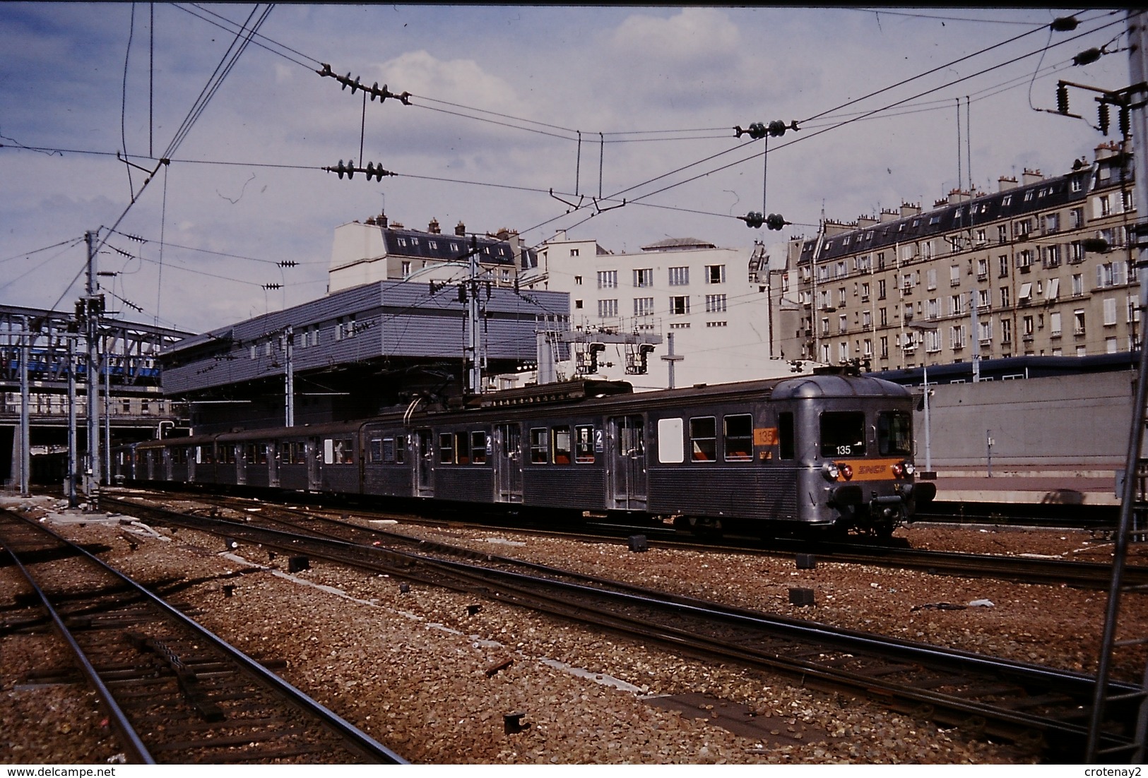 Photo Diapo Diapositive Train Wagon Rame Banlieue SNCF Z 6100 à Paris Gare Du Nord Le 24 Août 1993 VOIR ZOOM - Diapositives