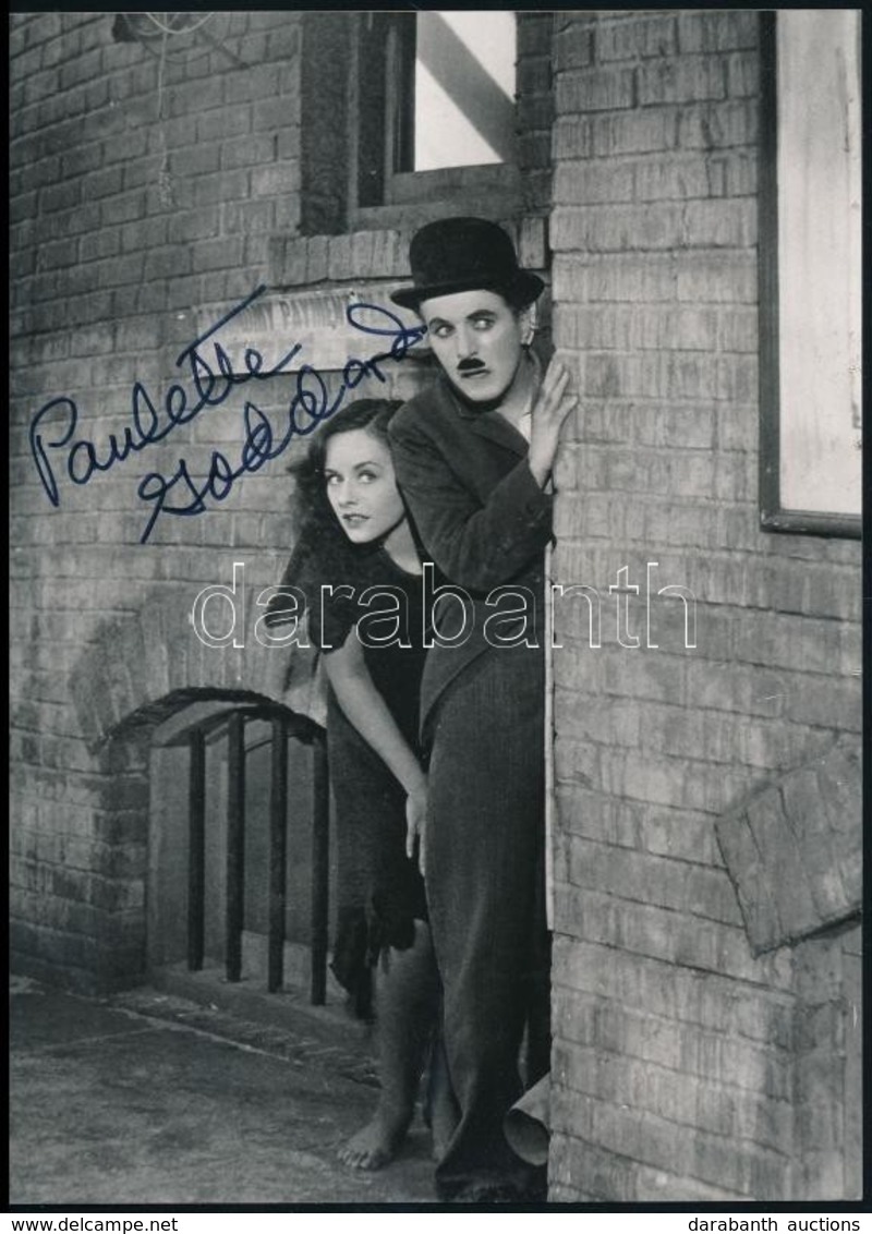 Paulette Goddard (1910-1990). Amerikai Színésznő Aláírt Fotója. Melyen Chaplinnel A Modern Időkban Szerepel / Autograph  - Other & Unclassified