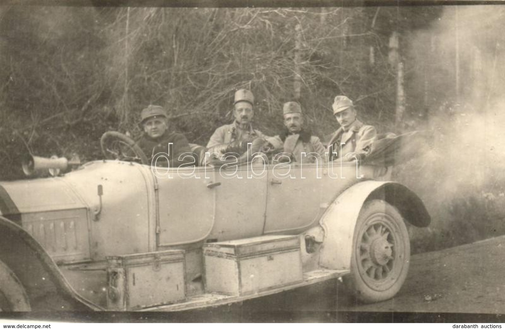 ** T2 Osztrák-magyar Katonai Vezetők Tolmeinnél Automobilban / WWI Austro-Hungarian K.u.K. Military Officers In An Autom - Zonder Classificatie