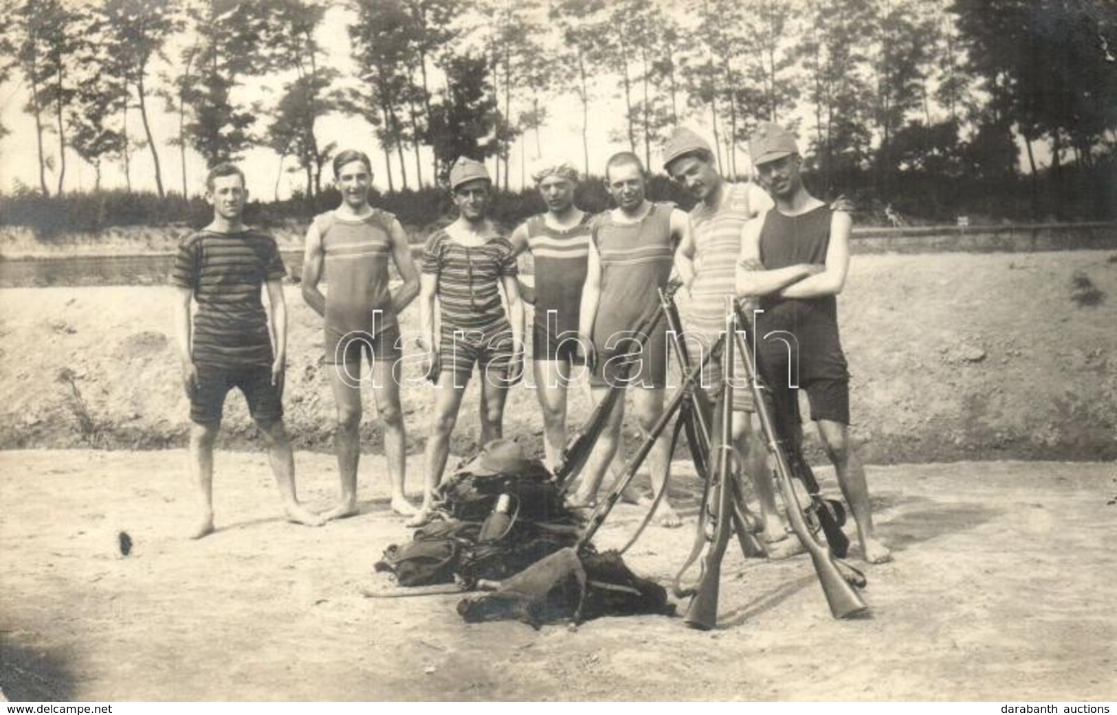 T2/T3 1918 Fürdőzéshez öltözött Osztrák-magyar Katonák Puskákkal / WWI Austro-Hungarian K.u.K. Soldiers In Swimsuits, Gu - Zonder Classificatie